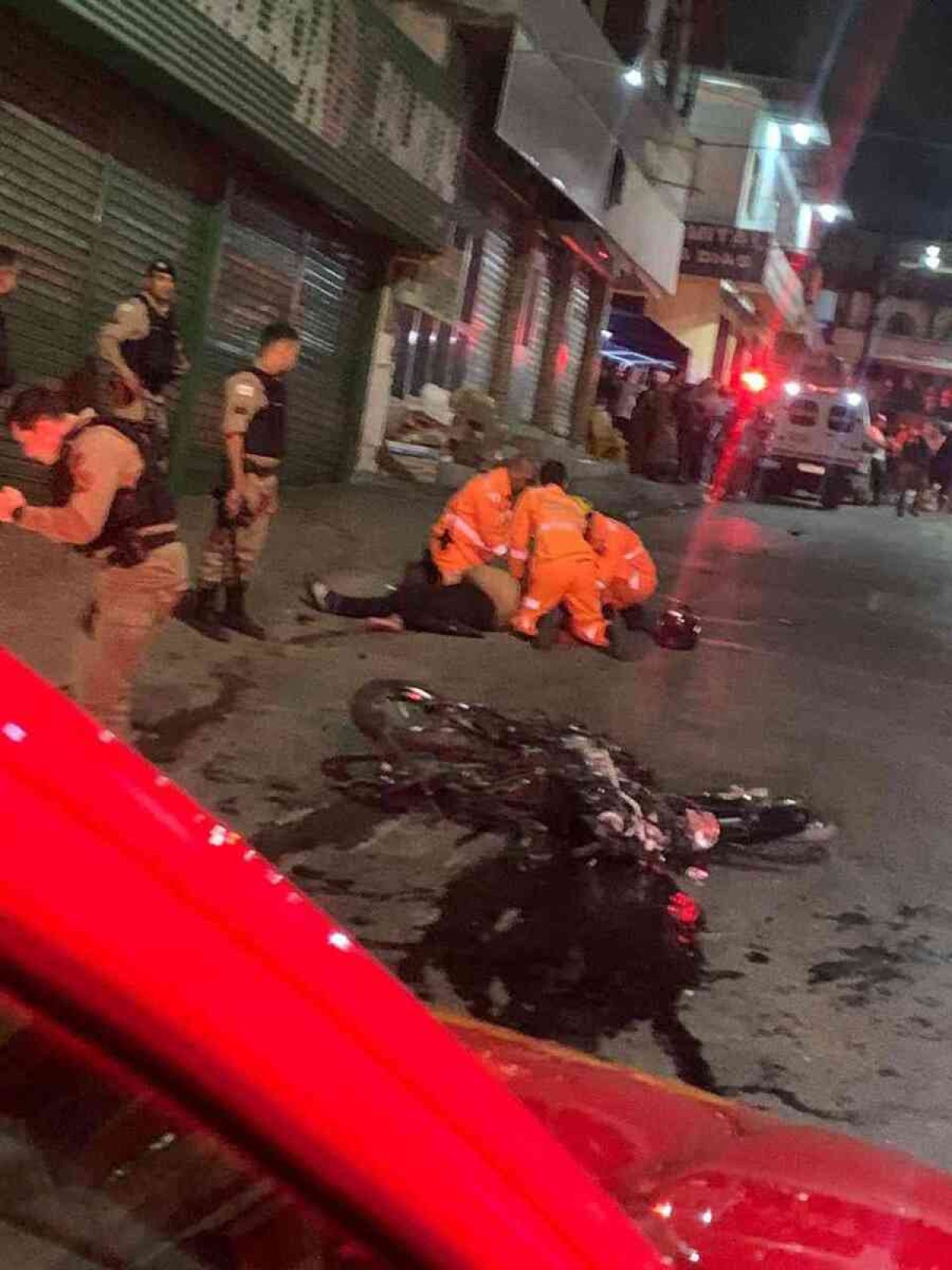 Vídeo: motociclista morre ao ser atropelado por ônibus na Grande BH