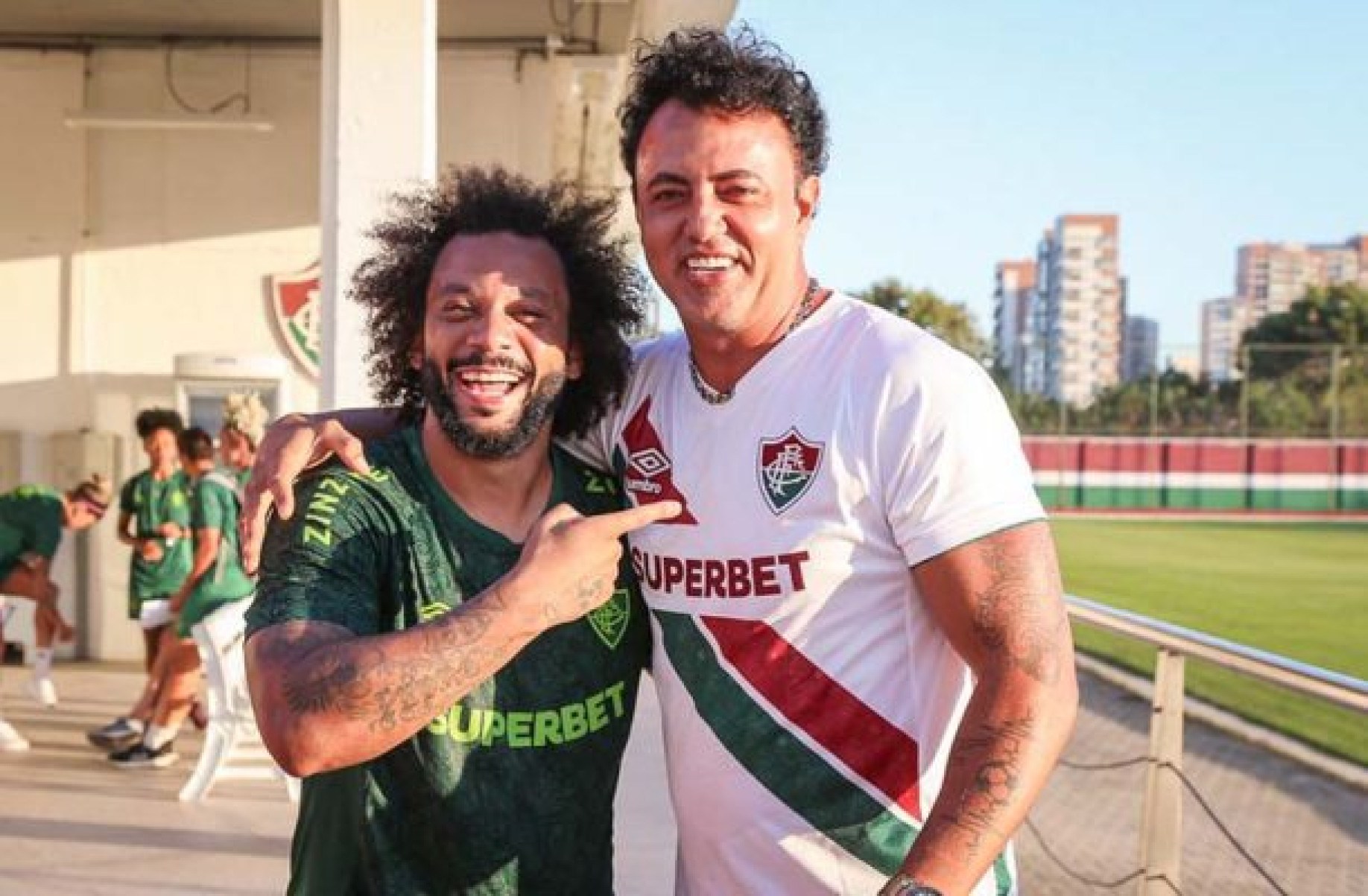 Adriano Magrão visita Museu do Fluminense e reencontra Marcelo e Thiago Silva