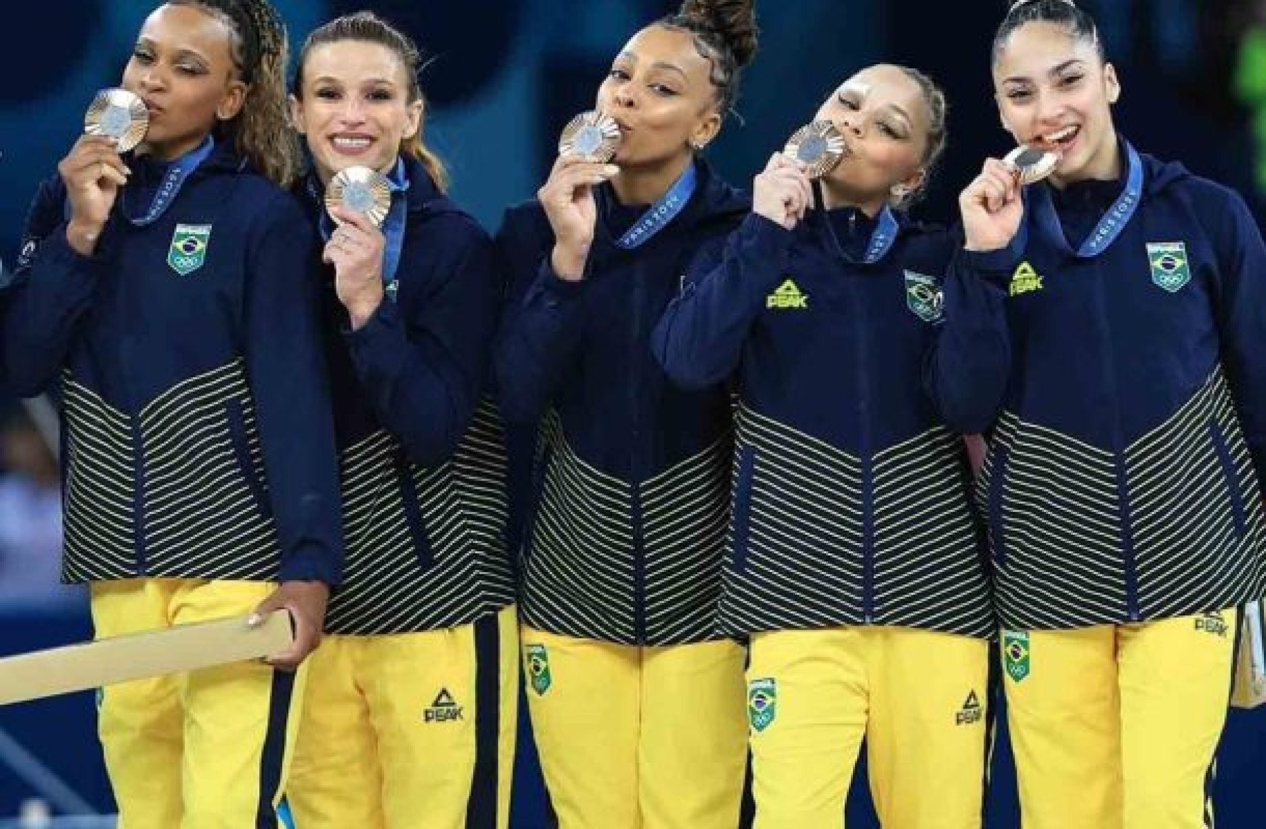 Olimpíada: ginastas do Brasil fazem foto com medalhas conquistadas em Paris