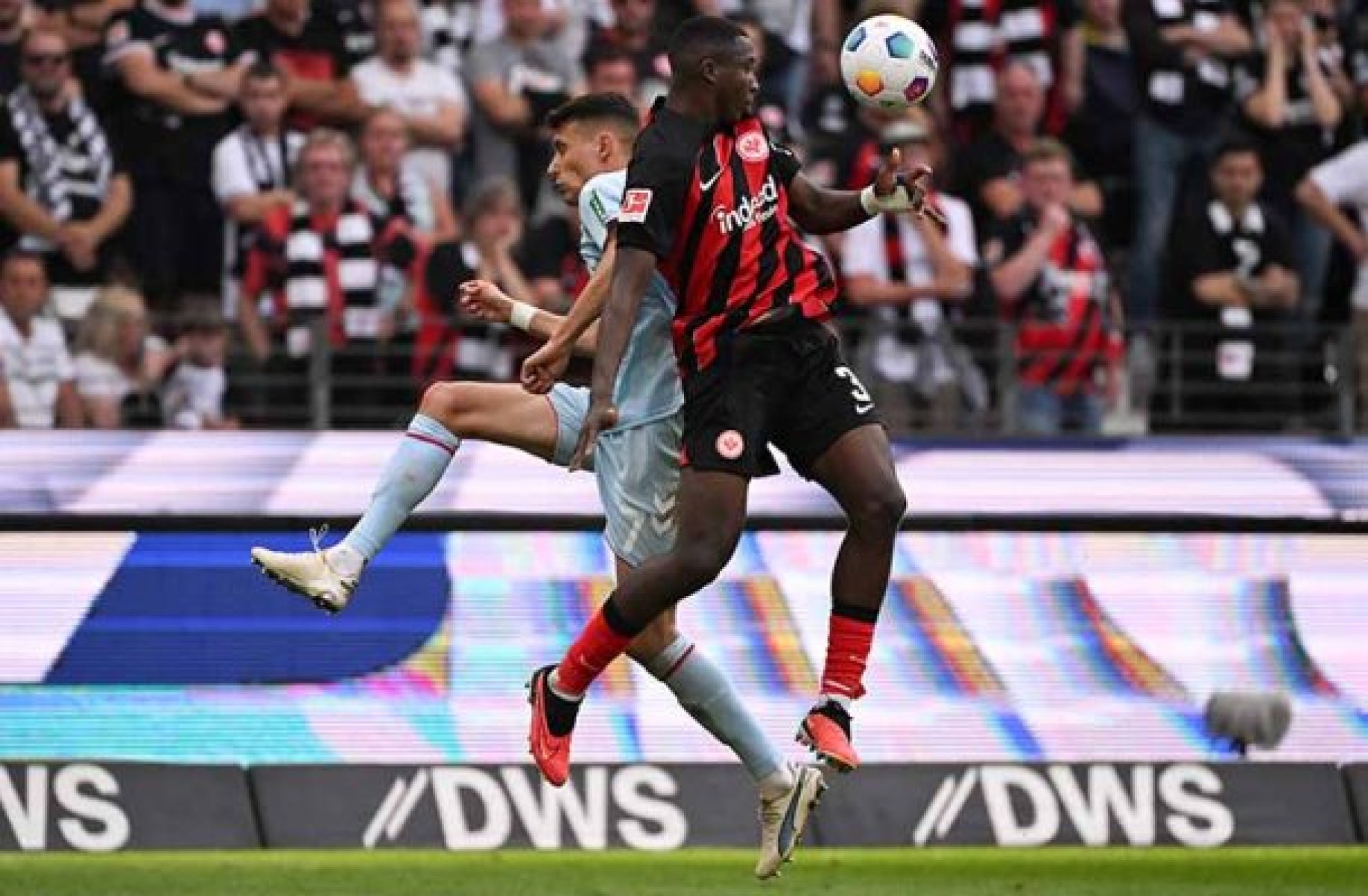 PSG acerta a contratação de Willian Pacho, do Eintracht Frankfurt