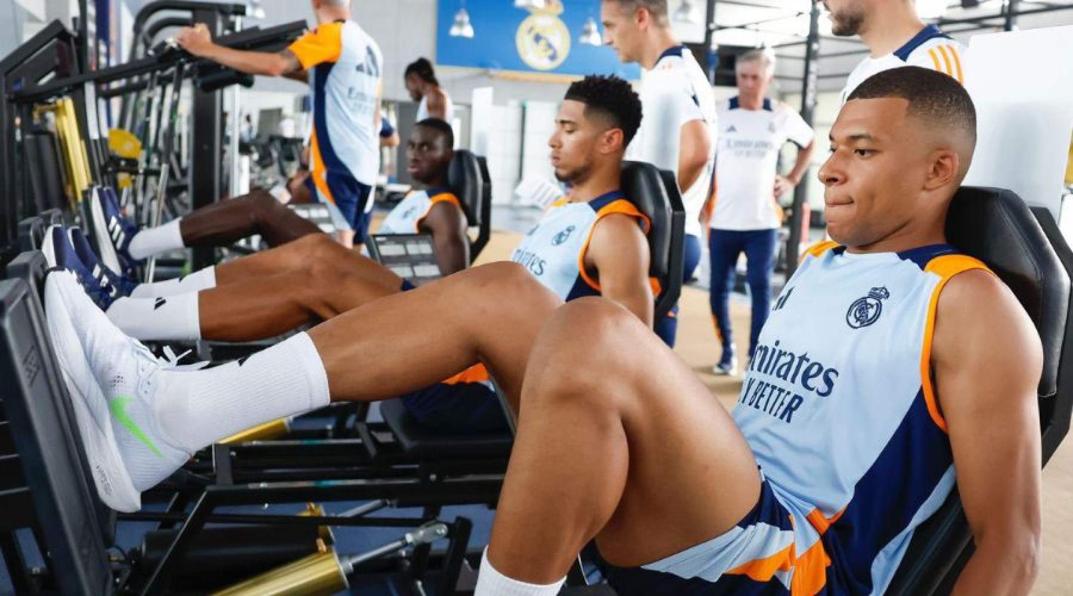 Mbappé celebra primeiro treino com elenco do Real Madrid