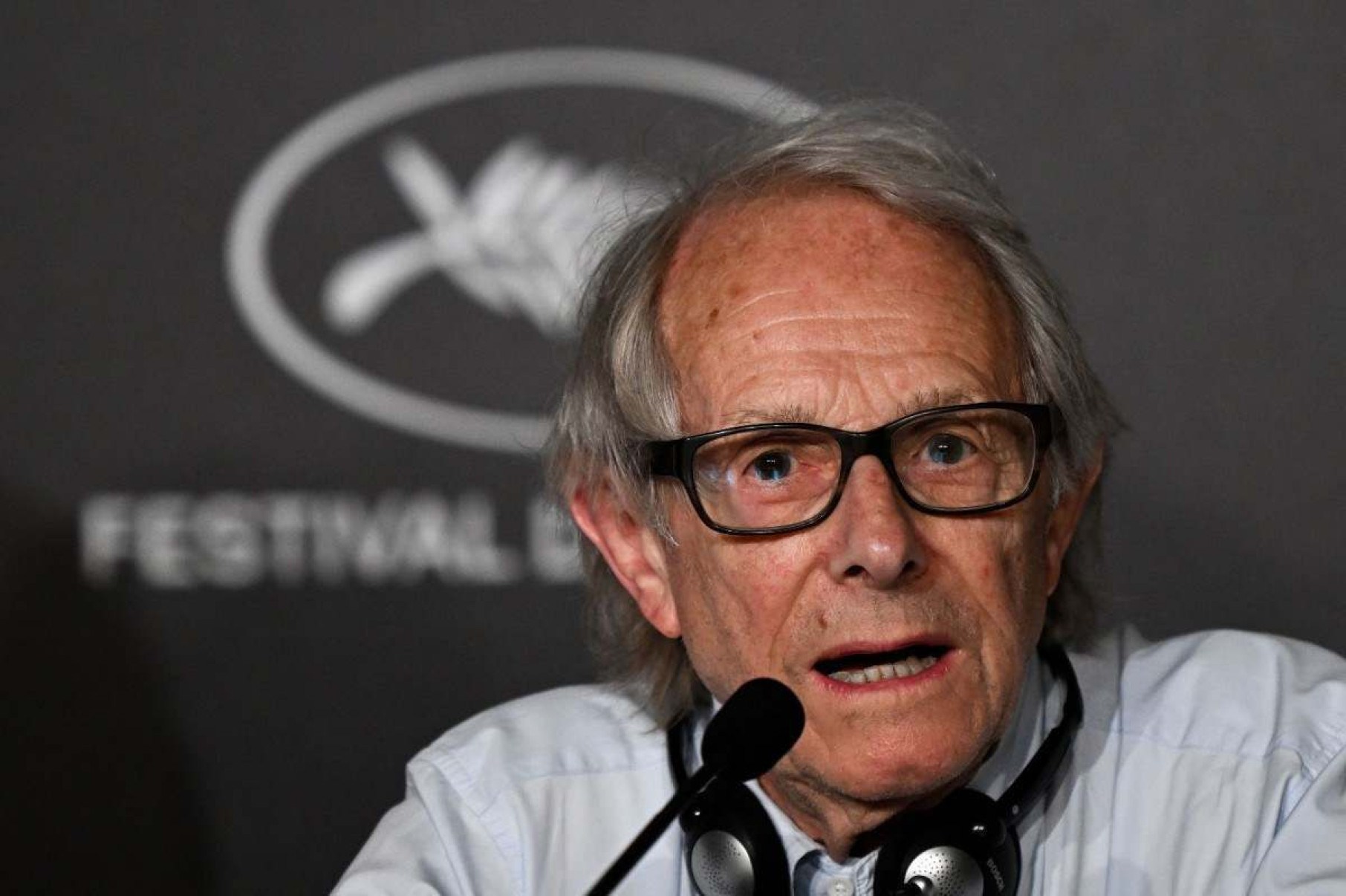 Cineasta Ken Loach fala ao microfone durante o Festival de Cannes