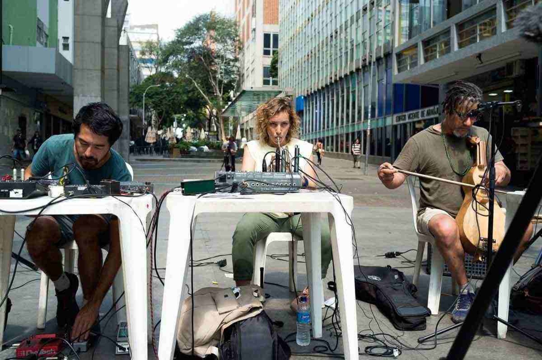 Trio QI e Laís Velloso improvisam sons em meio a livros e quitutes