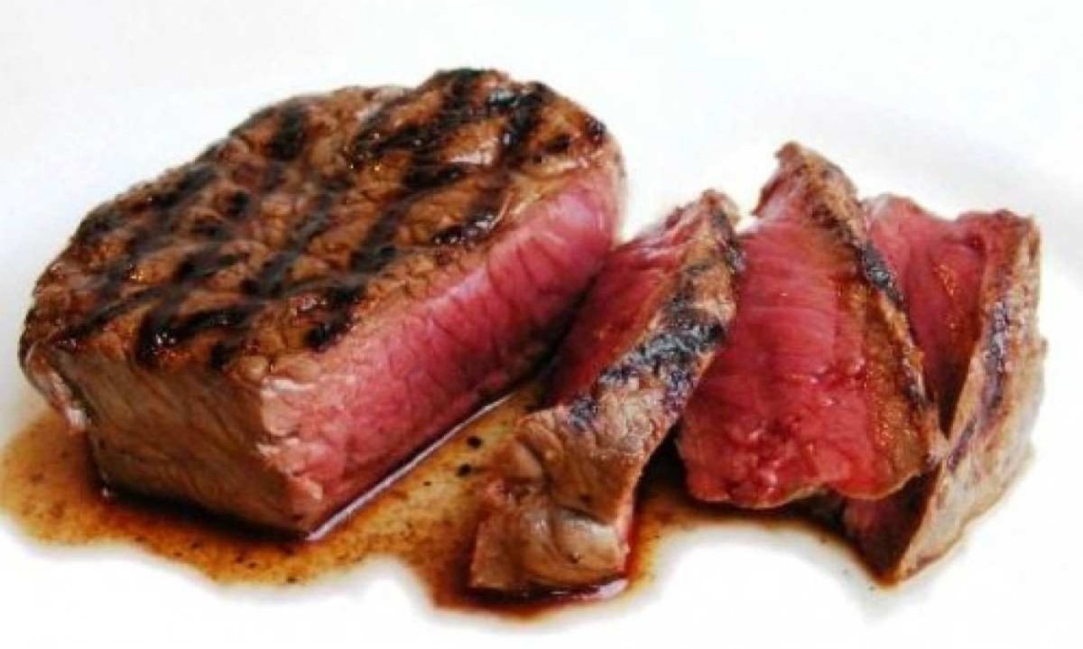 Saiba mais sobre a crença de que o líquido avermelhado que escorre da carne é sangue -  (crédito: Facas Rio Grandense / Reprodução)