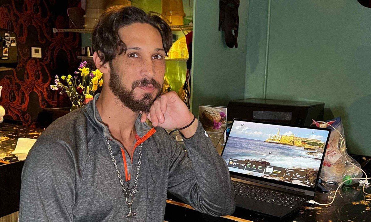 Jonathan e Bayleigh estavam juntos há menos de um ano quando ela engravidou, apesar de tomar pílula anticoncepcional -  (crédito: Jonathan Harrison)