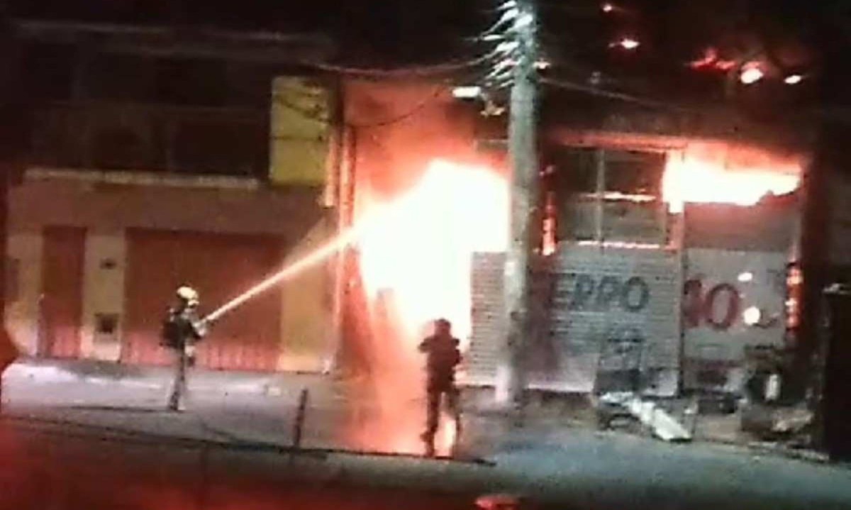 BH: incêndio em ferro-velho mobiliza bombeiros na madrugada de quinta (8) -  Estado de Minas