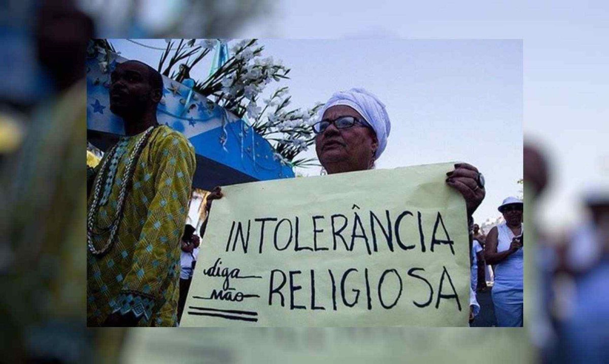 Mulher negra segura cartaz contra a intolerância religiosa, em protesto no Rio de Janeiro -  (crédito: ALERJ)