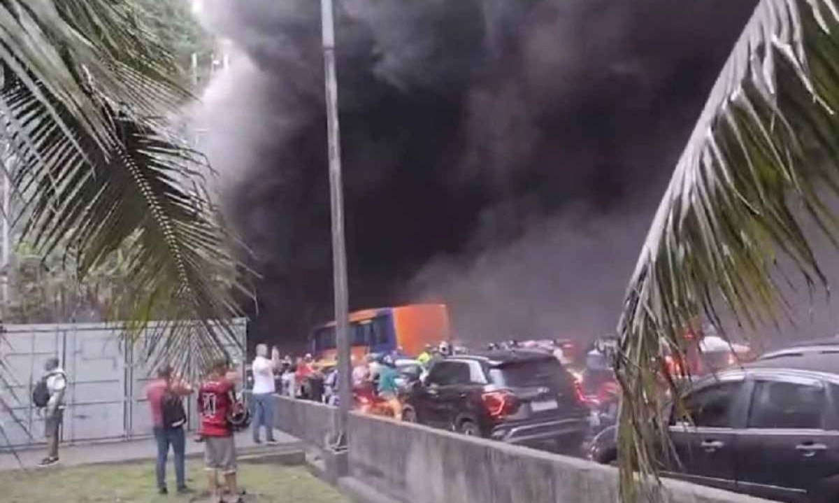 Linha Amarela fica fechada depois que caminhão pegou fogo -  (crédito: Reprodução / Redes sociais)