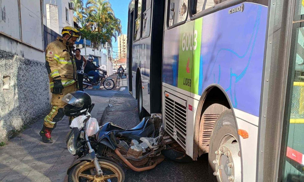Grávida de cinco meses morre após batida entre moto e ônibus -  (crédito: Rede de Noticias)