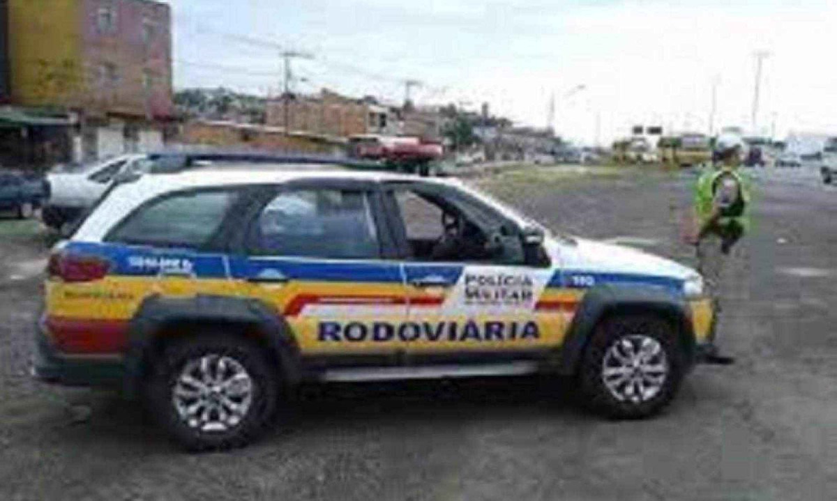 Equipe da Pol&iacute;cia Militar Rodovi&aacute;ria encontrou o homem na pista sem sinais vitais -  (crédito: PMEv)