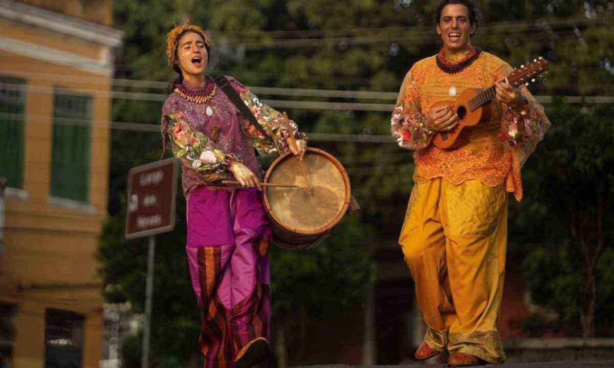 Laura de Castro e Zé Motta atuam, cantam, tocam 20 instrumentos e interagem com o público no show cênico "Proncovô" -  (crédito: Guto Muniz/divulgação)