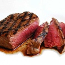 Líquido que escorre da carne mal passada é sangue: mito ou verdade? - Facas Rio Grandense / Reprodução