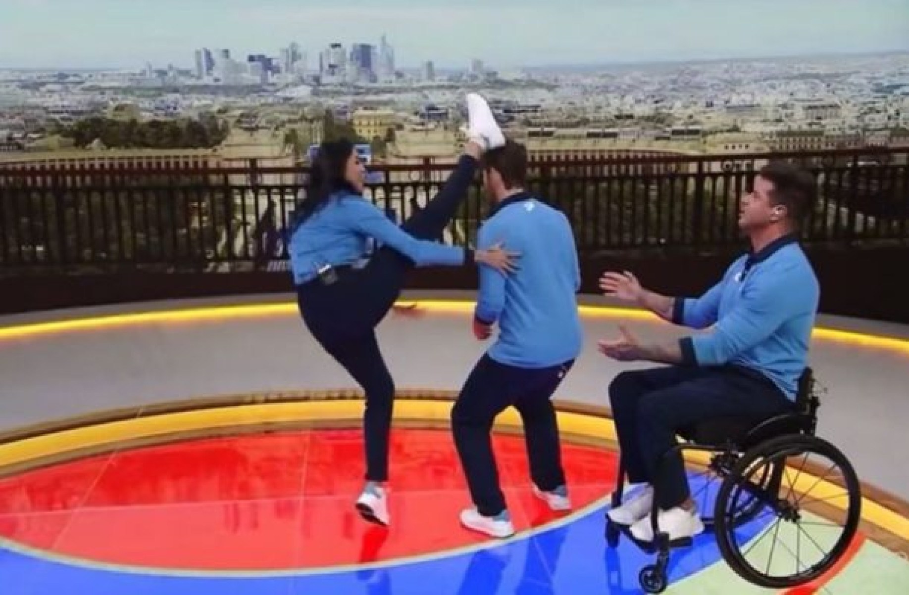 Apresentador da Globo leva golpe de taekwondo ao vivo