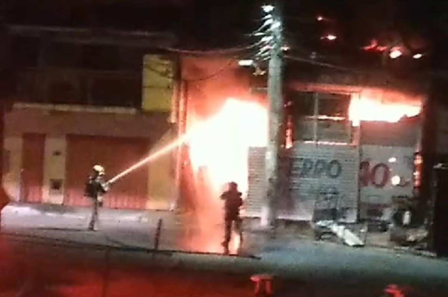 BH: incêndio em ferro-velho mobiliza bombeiros na madrugada de quinta (8)