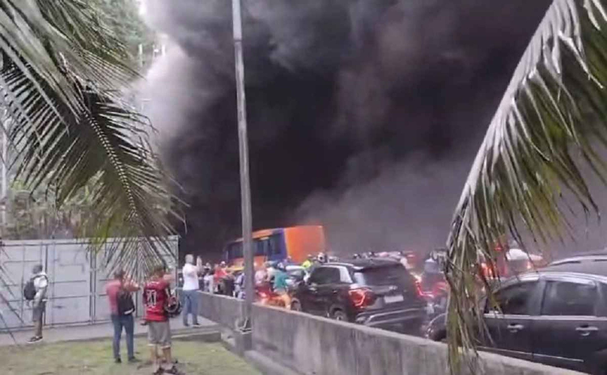 Caminhão pega fogo e causa pânico em túnel na Linha Amarela no Rio; vídeo