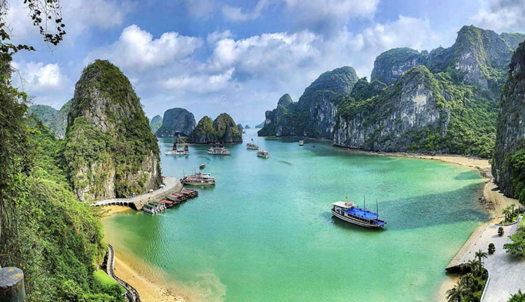 Halong Bay, no Vietnã é uma baía formada por um mar verde-esmeralda e milhares de ilhas e ilhotas calcárias. localizada à 160 km de Hanói 