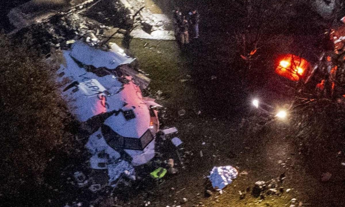 Destroços do ATR se espalharam pelo terreno da casa onde caiu, em Vinhedo. Cenipa recolheu as caixas pretas e deu início às investigações -  (crédito: Miguel Schincariol/AFP)