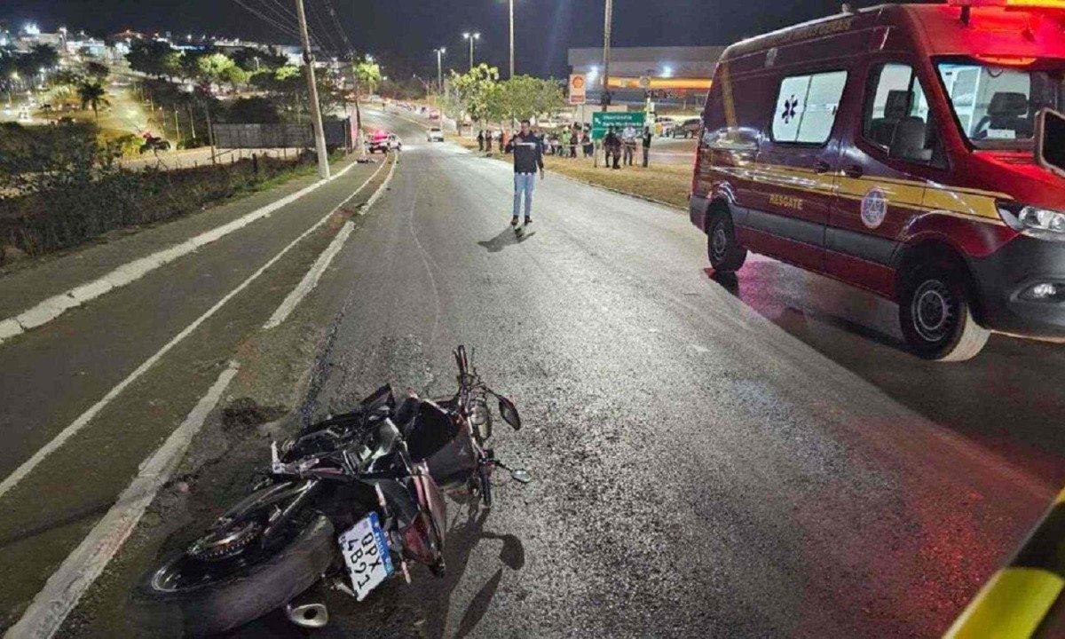 Motociclista bate em ciclista, é arremessado por 100m e morre -  (crédito: Rede de Noticias)