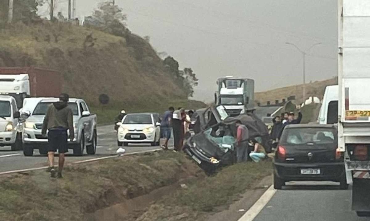 Fernão Dias registra ao menos dois acidente graves na manhã desta sexta-feira (9/8) -  (crédito: Redes Sociais)