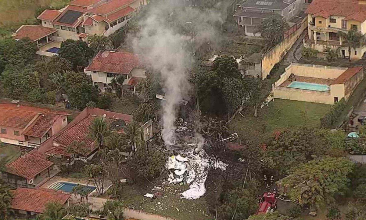 Área de condomínio onde avião caiu em Vinhedo (SP); 62 pessoas estavam na aeronave  -  (crédito: Reprodução/TV Globo)