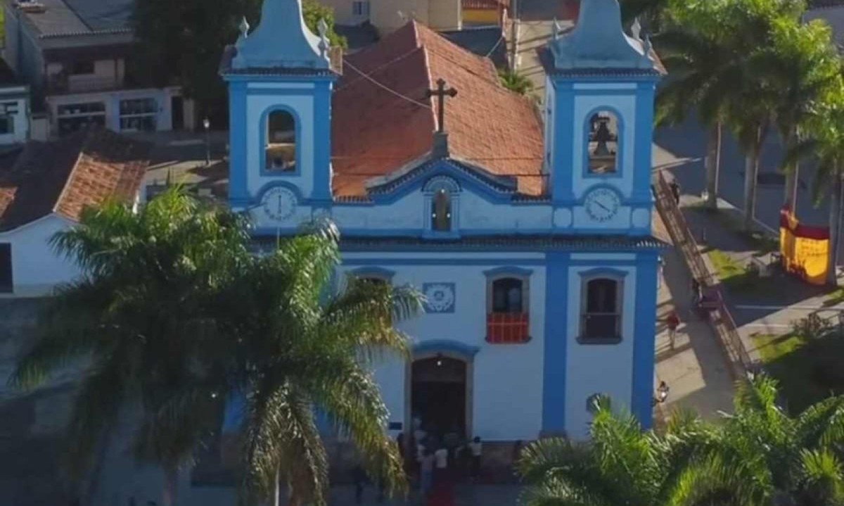 Com o aviso da igreja, a pessoa que tinha encontrado o dinheiro conseguiu devolver para a mineira que havia perdido -  (crédito: Reprodução vídeo Santuário Nossa Senhora da Conceição)