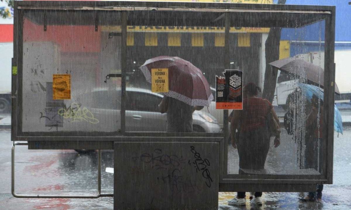 Chuva deve atinge BH ainda no fim da tarde desta sexta-feira, de acordo com a Defesa Civil de BH -  (crédito: Túlio Santos/EM/D.A Press)