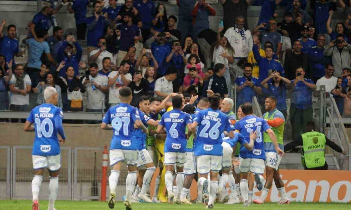 O bom desempenho como mandante, a parte de cima da tabela e o Mineirão lotado colocam o time celeste como favorito no clássico contra o Atlético -  (crédito: Alexandre Guzanshe/EM/D.A. Press)