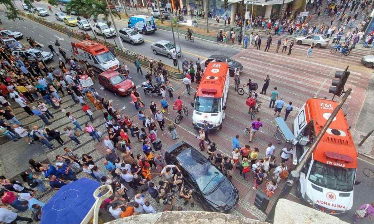 Atropelamento em série deixa várias pessoas feridas no Parque Halfeld, em Juiz de Fora -  (crédito: Leonardo Costa / Tribuna de Minas)