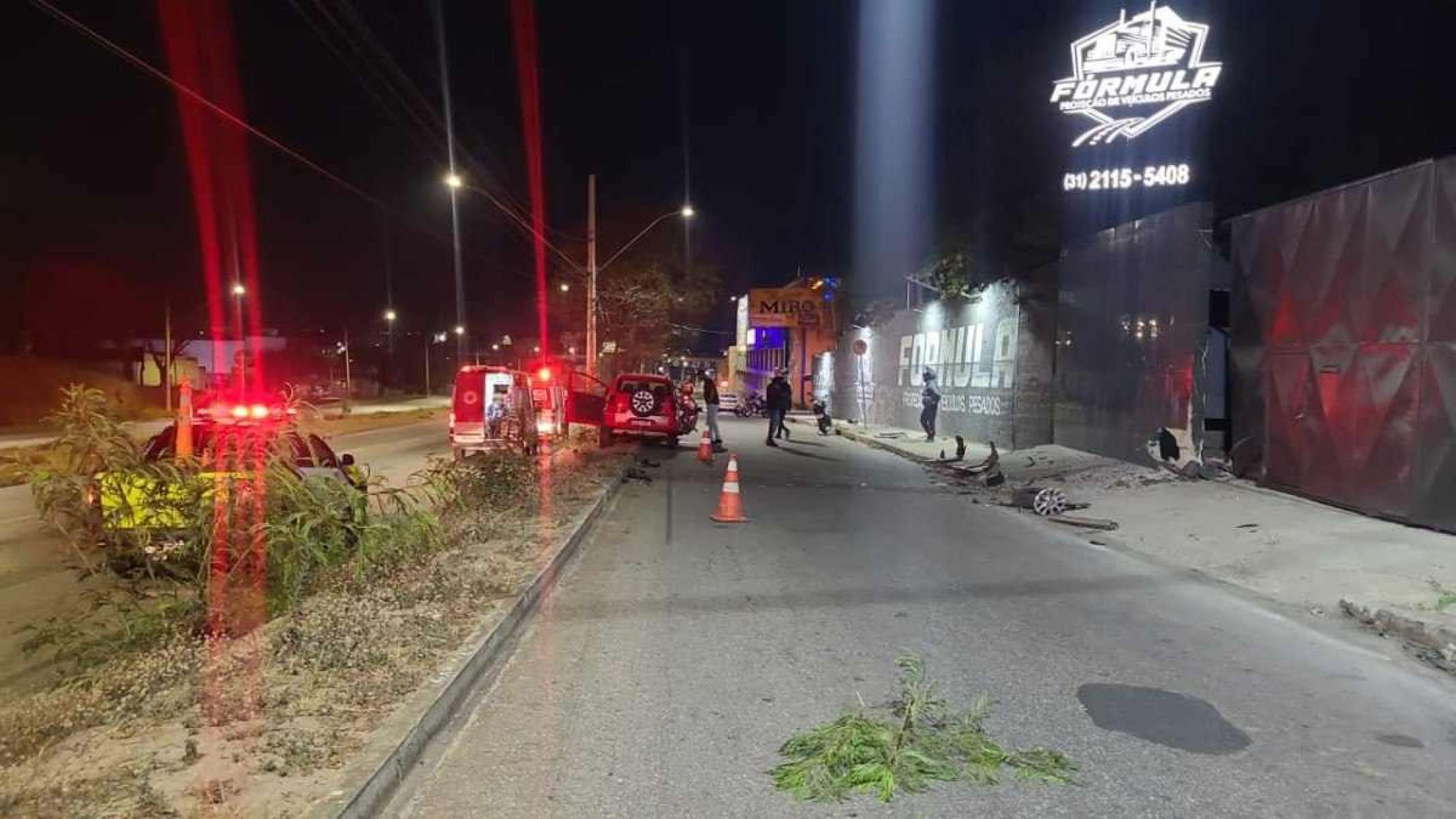 Carro bate em muro de loja e uma pessoa morre na Via Expressa na Grande BH