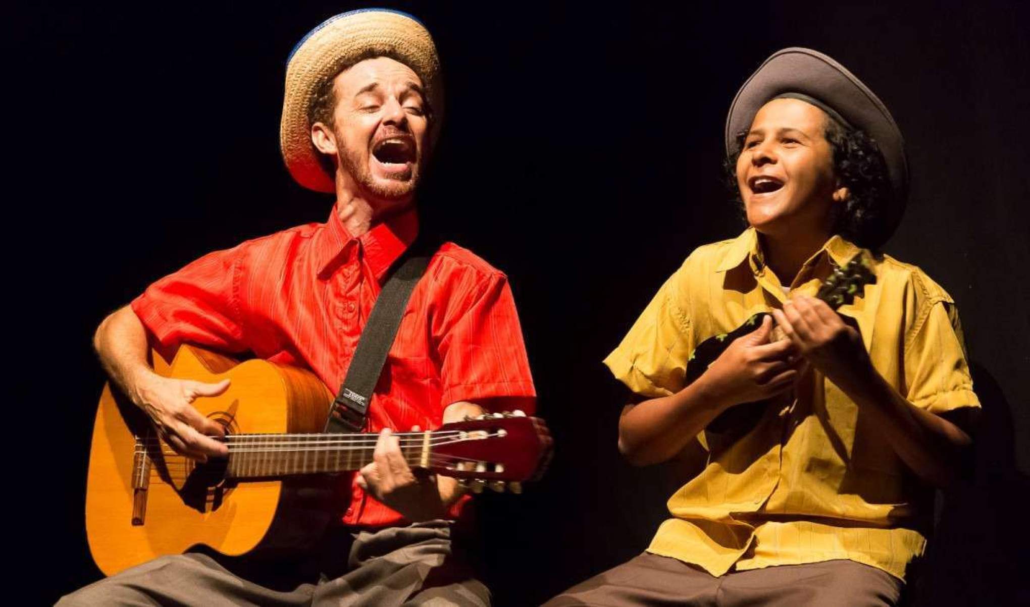 Dupla caipira Zé Prenúncio &Malagouro canta no palco