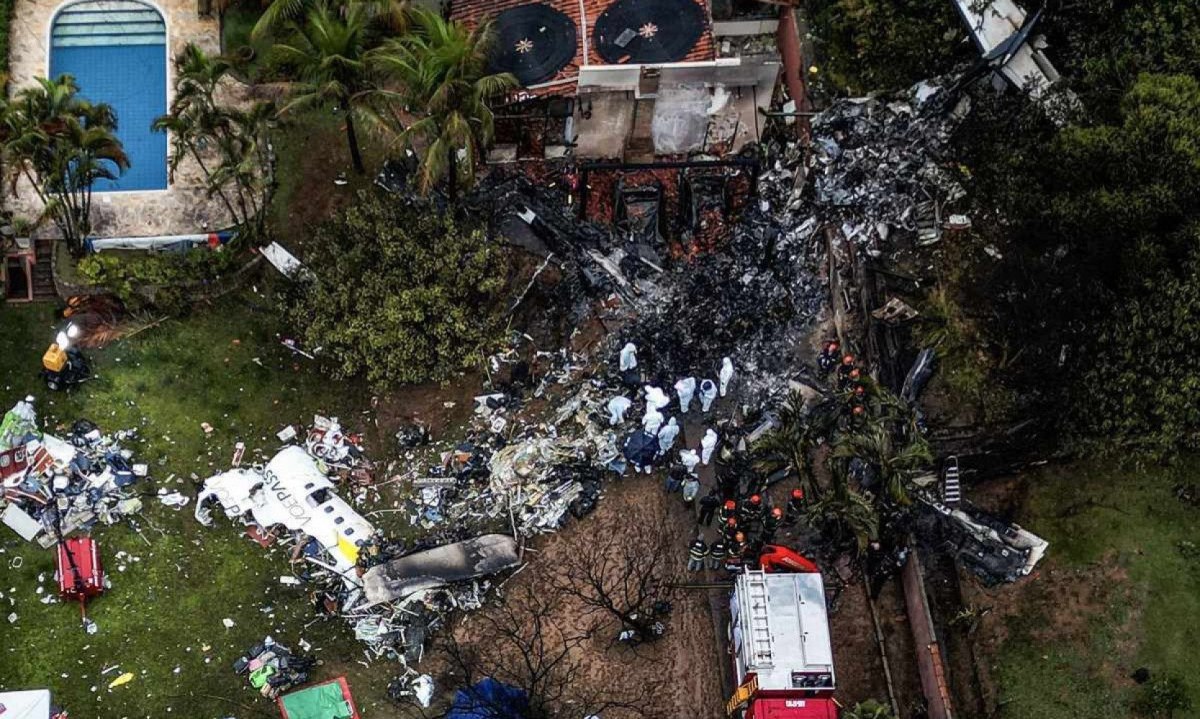 O acidente aéreo em Vinhedo (SP) deixou 62 mortos
       -  (crédito: Nelson ALMEIDA / AFP)