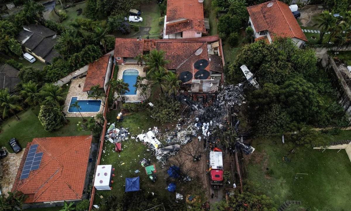 Foto mostra visão aérea da queda do avião de Vinhedo, que caiu nessa sexta-feira (9/8)       -  (crédito: Nelson Almeida/AFP)