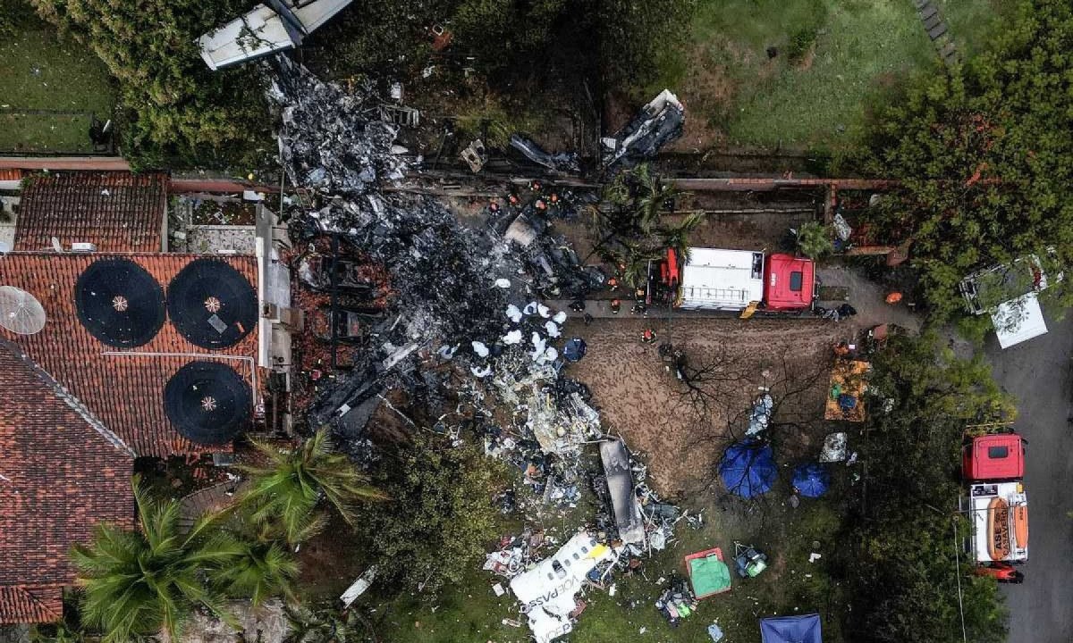 Foto mostra visão aérea da queda do avião de Vinhedo, que caiu nessa sexta-feira (9/8)             -  (crédito: Nelson Almeida/AFP)