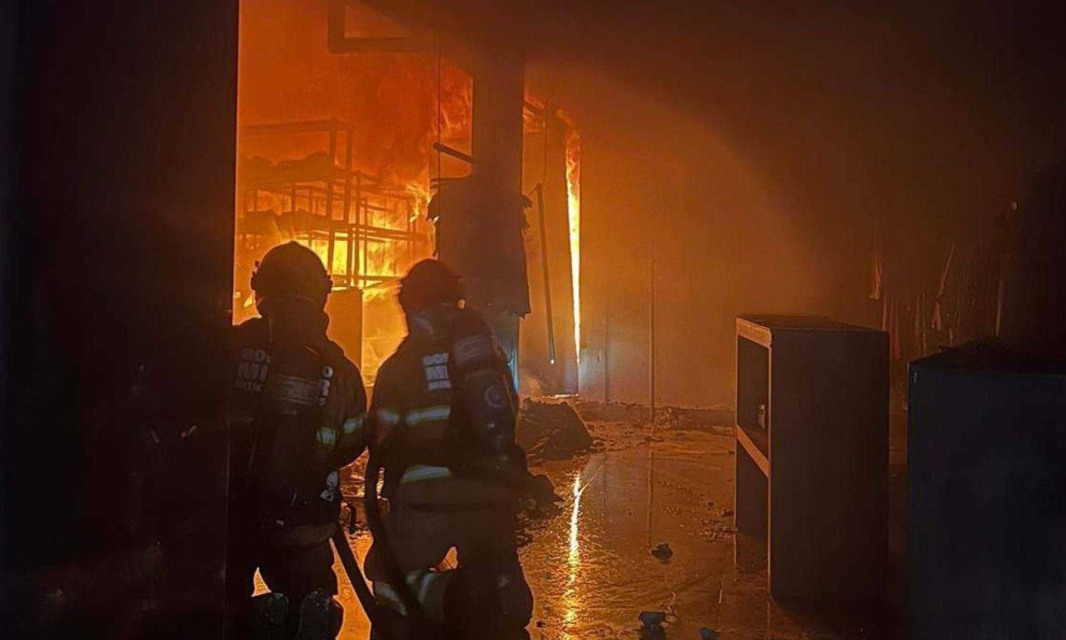 Bombeiros encontraram sinais de arrombamento na galeria que pegava fogo -  (crédito: Sala de Imprensa/CBMMG)