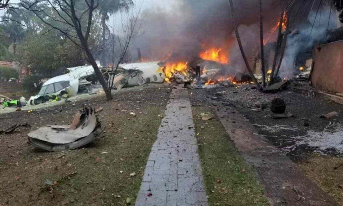 Aviao da Voepass caiu em Vinhedo (SP). Servidores e professores universitários estão entre os 62 mortos -  (crédito: RS - fotos públicas)