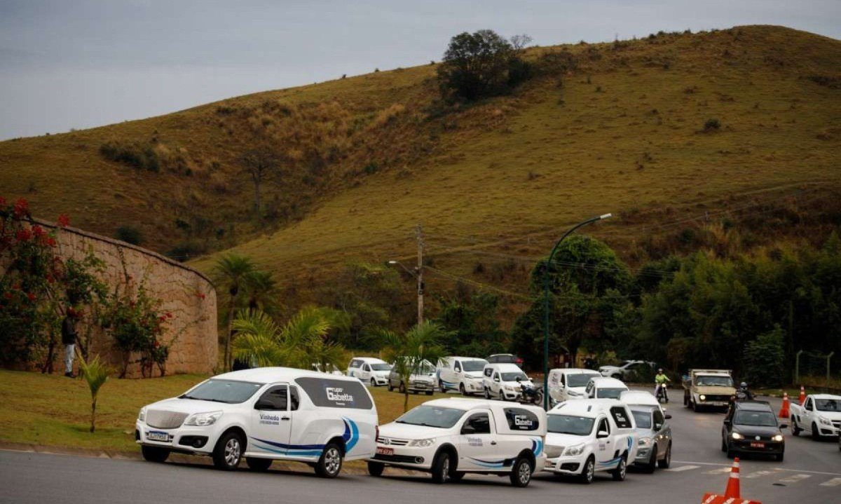 Bombeiros, polícia, imprensa e carros de funerária, em frente ao condomínio na cidade de Vinhedo, onde ocorreu o acidente da Voepass -  (crédito:  Nino Cirenza/Ato Press/Folhapress)