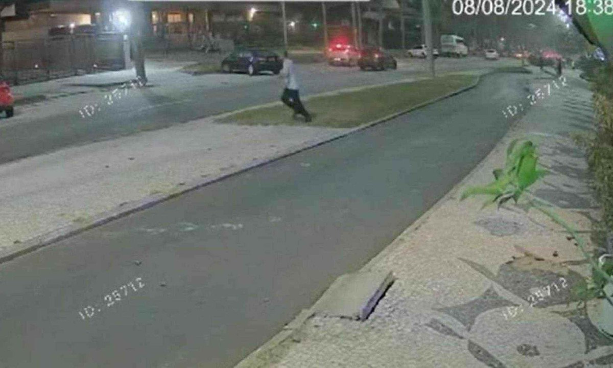 Suspeito de matar mulher em praia no Rio foi flagrado fugindo por avenida na Barra -  (crédito: Reprodução/câmera de segurança )