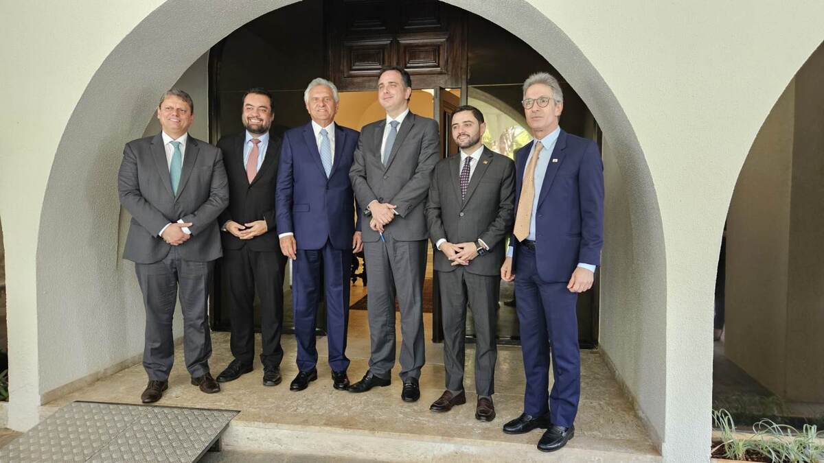 Pacheco com governadores dos estados endividados. Semana em Brasília será importante para os devedores -  (crédito: Imprensa MG/Divulgação)