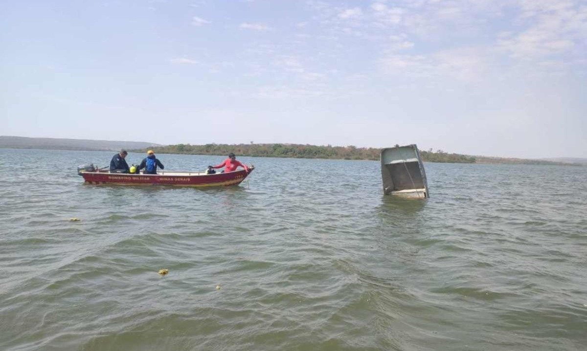 Barco estava preso a uma galhada, em uma profundidade de aproximadamente 7 metros, e foi recuperado pelos militares.  -  (crédito: CBMG)