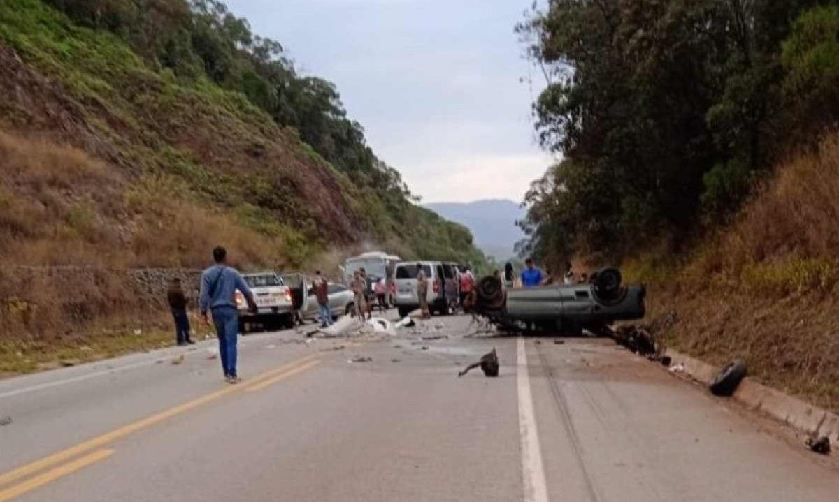 Vítima em óbito foi encontrada pelos militares presa às ferragens  -  (crédito: Redes sociais/Reprodução)