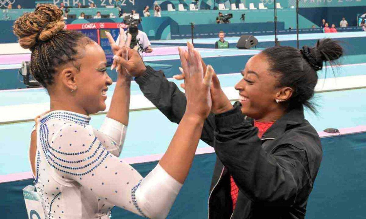 Ginasta brasileira Rebeca Andrade e a norte-americana Simone Biles se confraternizaram diversas vezes nos Jogos Olímpicos de Paris -  (crédito: Leandro Couri/EM/D.A Press)