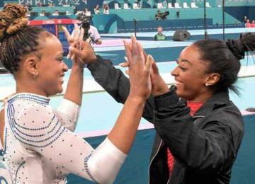 Ginasta brasileira Rebeca Andrade e a norte-americana Simone Biles se confraternizaram diversas vezes nos Jogos Olímpicos de Paris -  (crédito: Leandro Couri/EM/D.A Press)