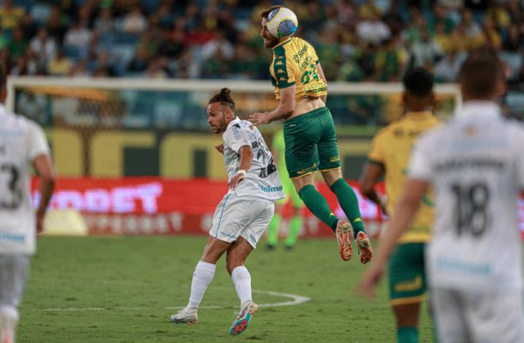 Com show de Braithwaite, Grêmio bate o Cuiabá e se afasta do Z4 do Brasileirão