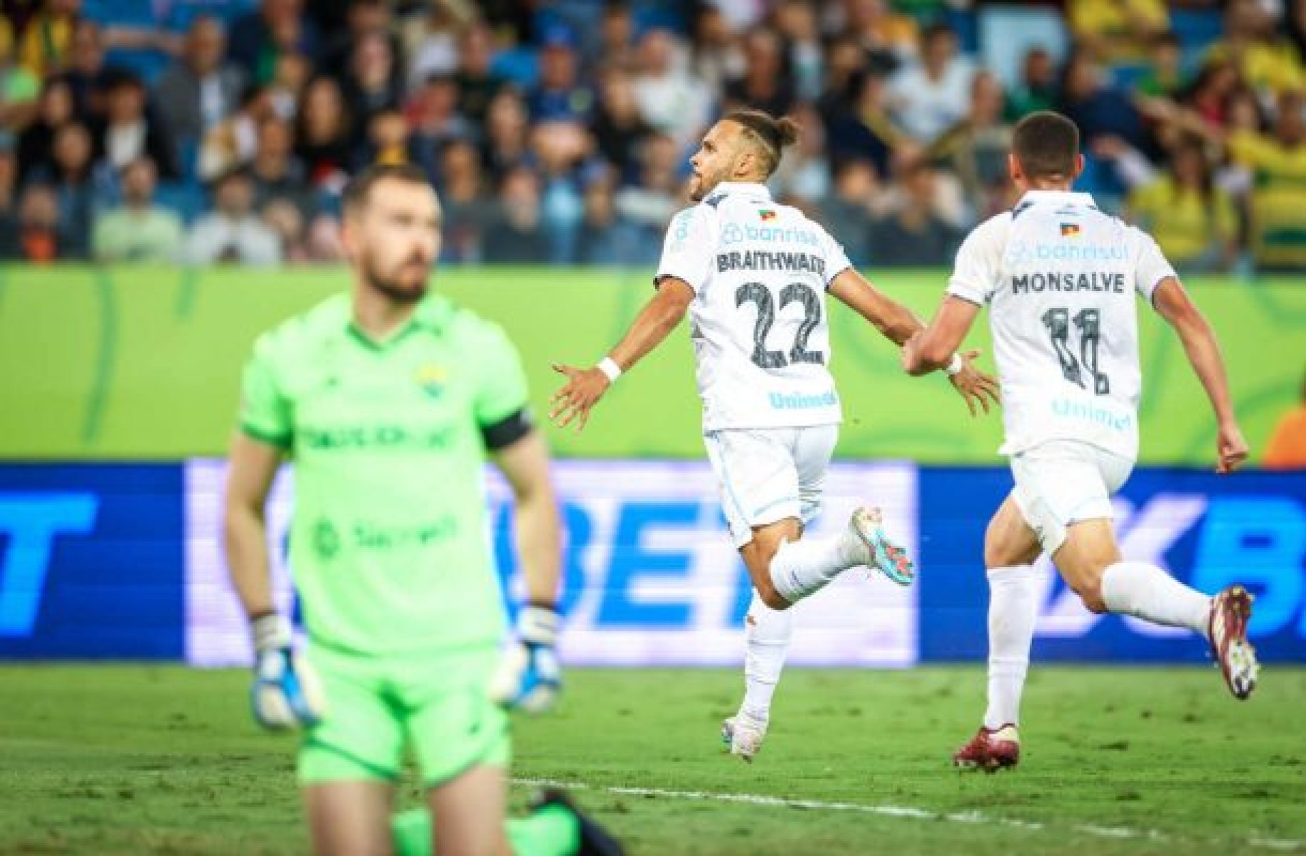 Braithwaite brinca após estreia pelo Grêmio: ‘Isso conta no Brasil como hat-trick?’