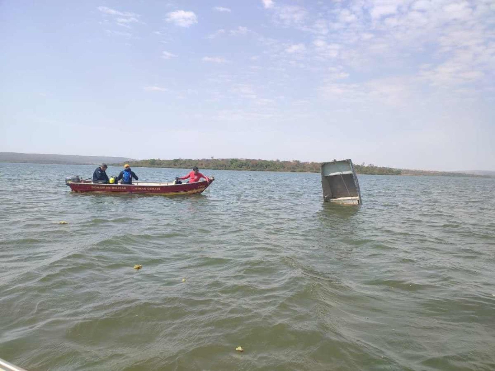 Bombeiros encontram corpo em barco que afundou; três estão desaparecidos