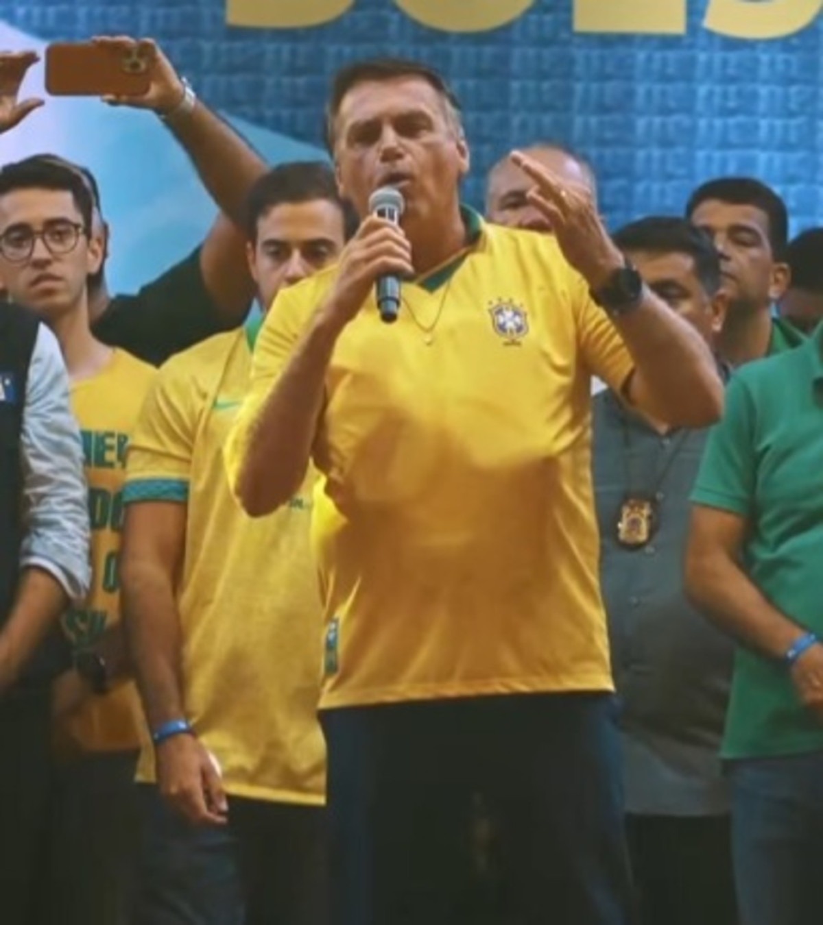 Bolsonaro sobre joias: 'Vou pegar o meu conjunto de joias, leiloar e doar'