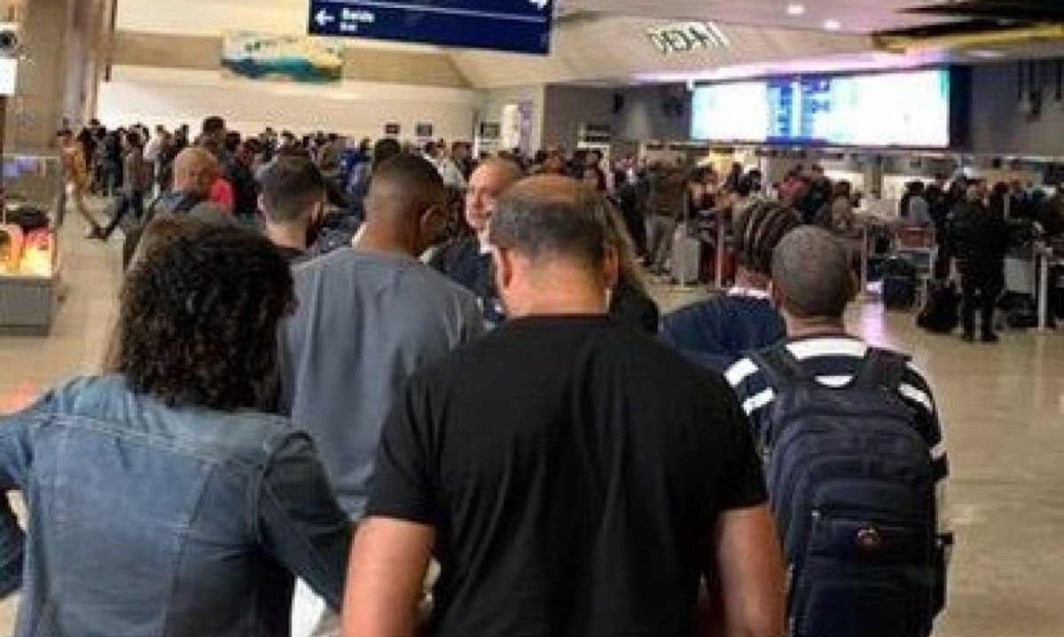 Passageiros tiveram voos cancelados e enfrentaram horas na fila, neste domingo (11/8), no Aeroporto Internacional de Belo Horizonte -  (crédito: Arquivo pessoal)