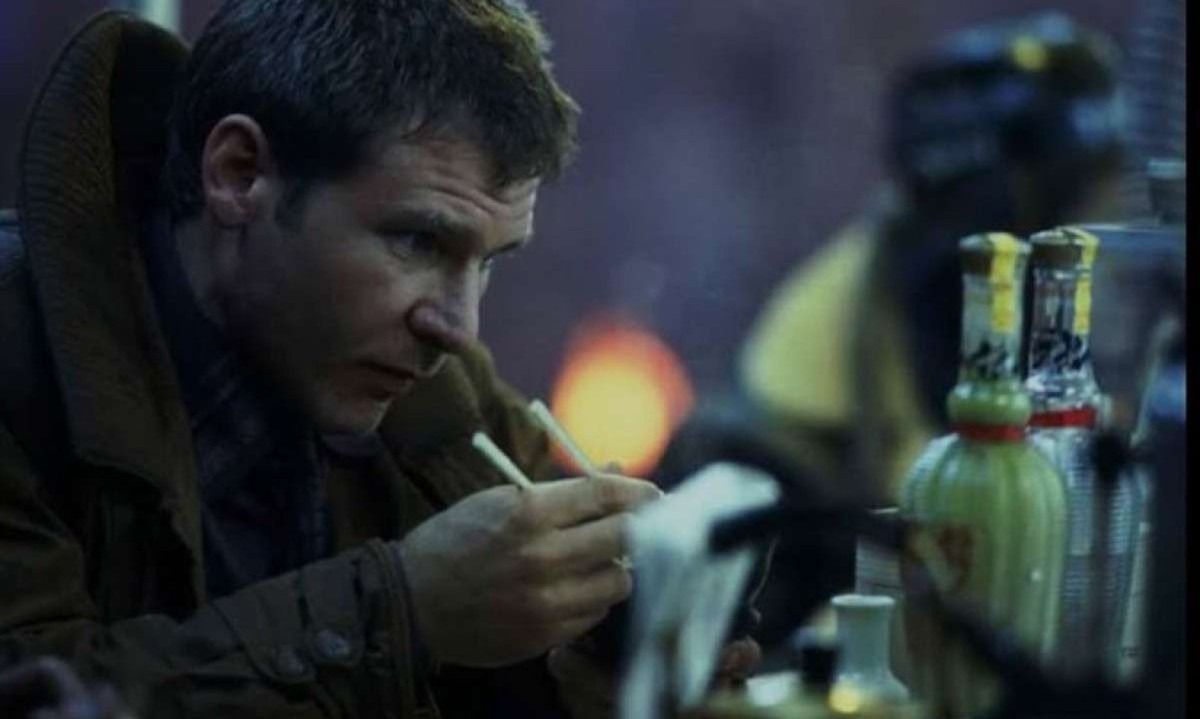 Robôs e gastronomia: no filme 'Blade Runner': o personagem de Harrison Ford aparece comendo um prato asiático -  (crédito: Blade Runner/Reprodução)