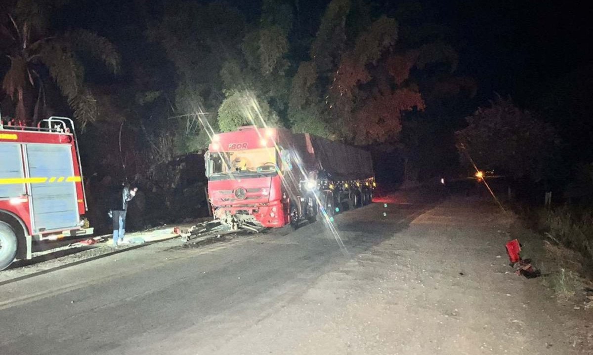 Celta bateu em carreta, capotou e se incendiou na MGC-265, em Rio Pomba. Duas pessoas morreram carbonizadas -  (crédito: Sala de Imprensa/CBMMG)