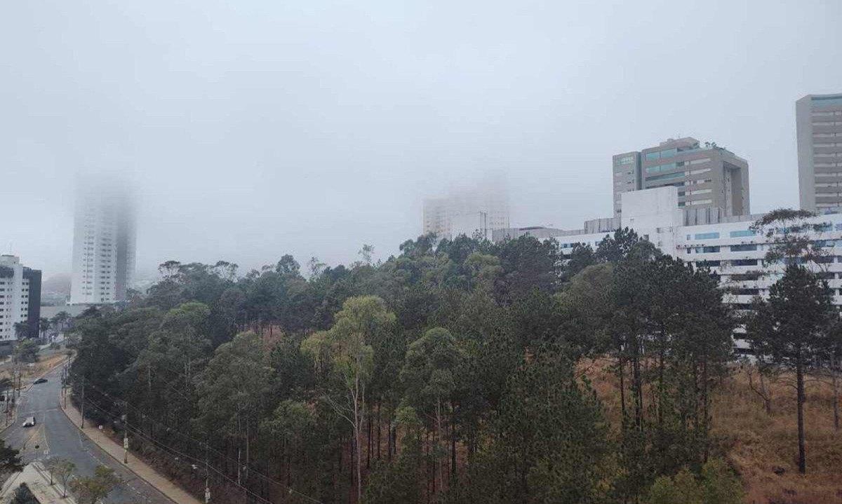 Neblina evidencia frio extremo e turva a visão dos altos edifícios do Belvedere e Vila da Serra, entre Belo Horizonte e Nova Lima  -  (crédito: Benny Cohen/EM/D.A.Press)